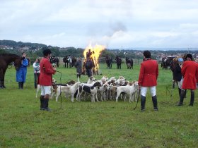 großes Lagerfeuer mit gemeinsamen Zusammenkommen nach der Schleppjagd