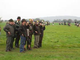 Jagdhornbläser beim Spielen während der Schleppjagd