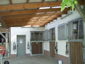 Außenboxen mit überdachtem Eingangsbereich und abchließbarer Sattelkammer